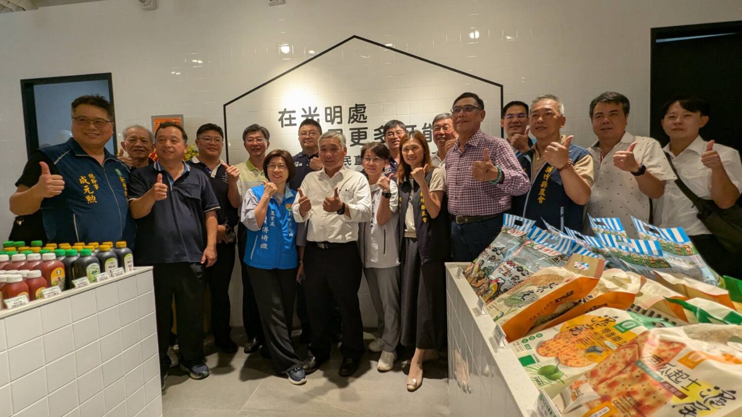 竹北農民直銷站光明門市新開幕 在地優質農產品安心買 竹北農民直銷站光明門市揭幕,縣府與農會代表及地方人士到場支持,共同推廣地產地消理念。(圖/記者黃溎芬翻攝)