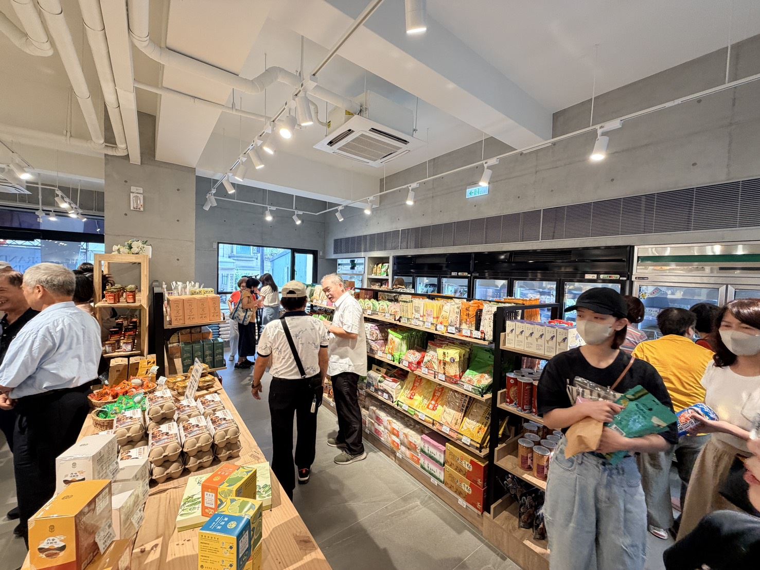 竹北農民直銷站光明門市新開幕 在地優質農產品安心買 竹北農民直銷站光明門市開幕首日,吸引許多民眾前來選購在地優質農產品,現場買氣熱絡。(圖/記者黃溎芬翻攝)