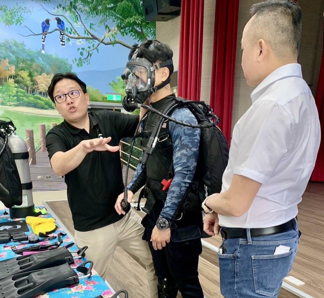 邱振瑋鄉長聽取這套新穎的潛水設備功能介紹。（圖/記者黃溎芬翻攝）