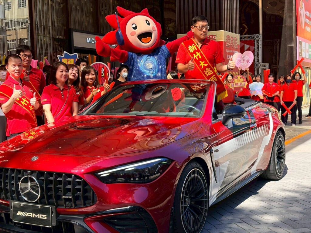 新竹大遠百慶週年大造勢　太陽寶寶乘坐百萬賓士超跑登場