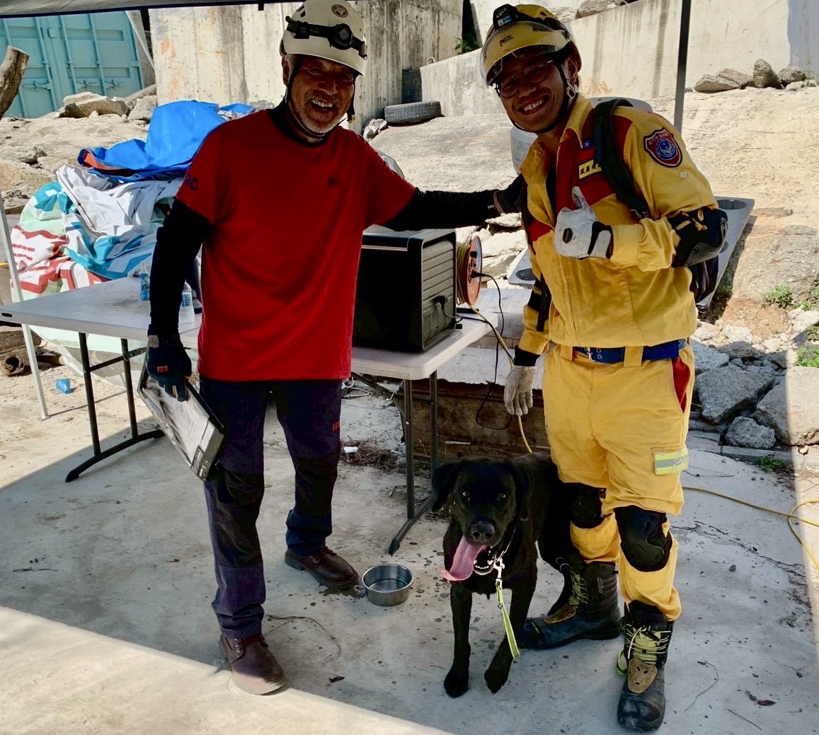 新竹市通過測驗的搜救犬「Brook」與領犬員黃國峰於IRO國際評量檢測中合影，展現竹市消防團隊專業訓練成果與國際水準。（圖/記者張家燁翻攝）