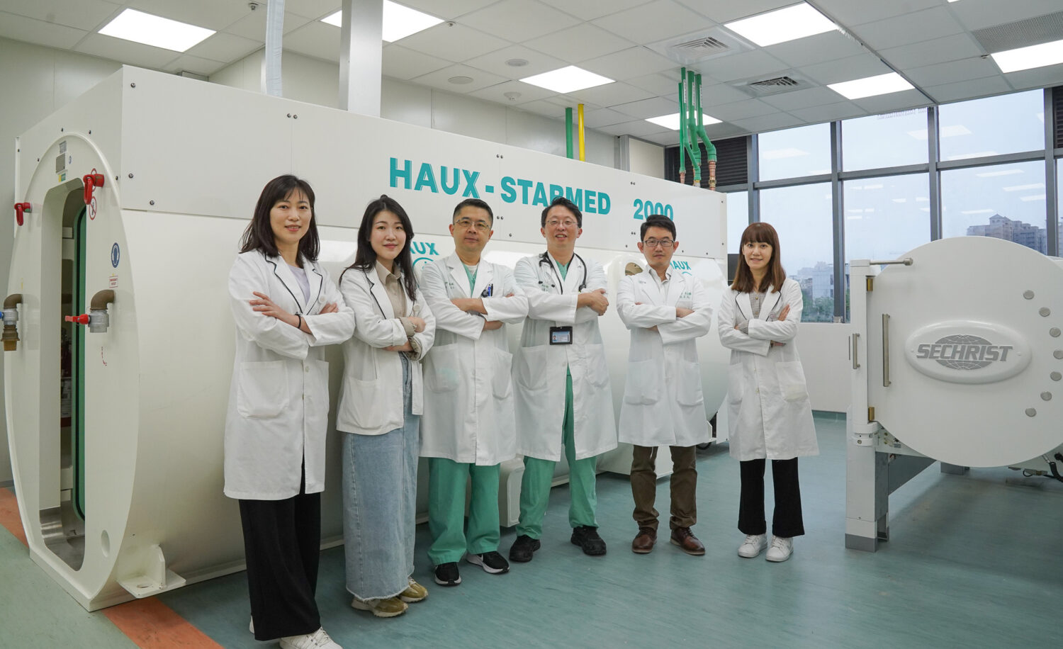 中醫大新竹附醫高壓氧治療團隊合影，胸腔暨重症科鄭博斌醫師（中）帶領專業醫護團隊，以高壓氧輔助治療多項急重症與慢性疾病，幫助患者恢復健康。（圖/記者張家燁翻攝）