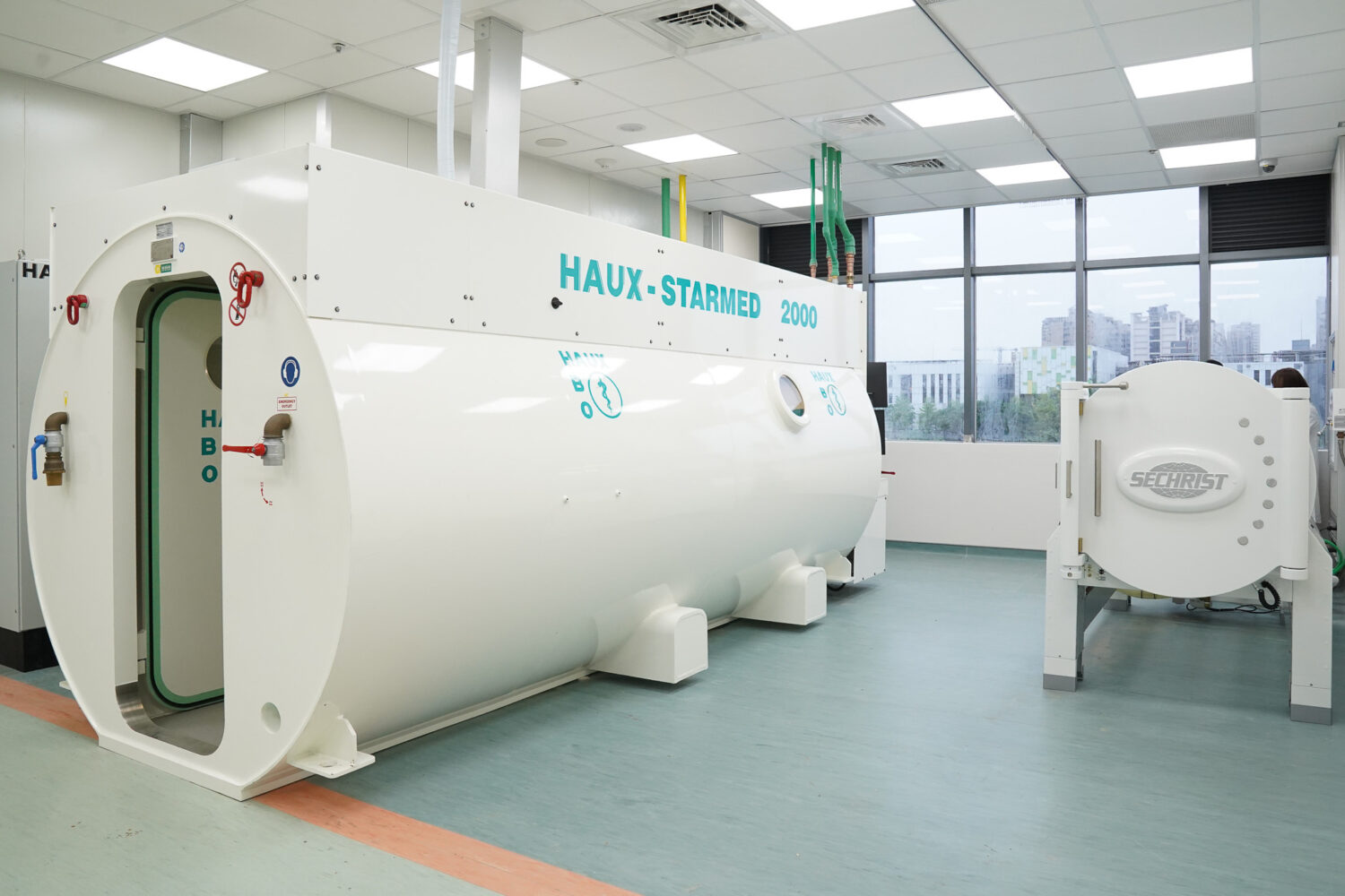 中國醫藥大學新竹附設醫院設置高壓氧治療中心，配置大型HAUX-STARMED 2000多人艙與SECHRIST單人艙，提供突發性耳聾、潛水夫病、一氧化碳中毒等病患安全有效的高壓氧治療。（圖/記者張家燁翻攝）
