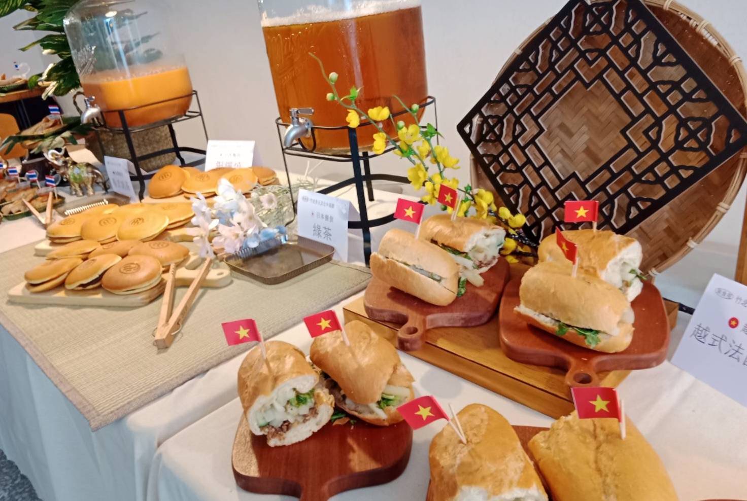 越南餐食組以法國長棍夾蔬菜與鹹香肉片，搭配檸檬綠茶品出清爽層次。（圖/記者黃溎芬翻攝）