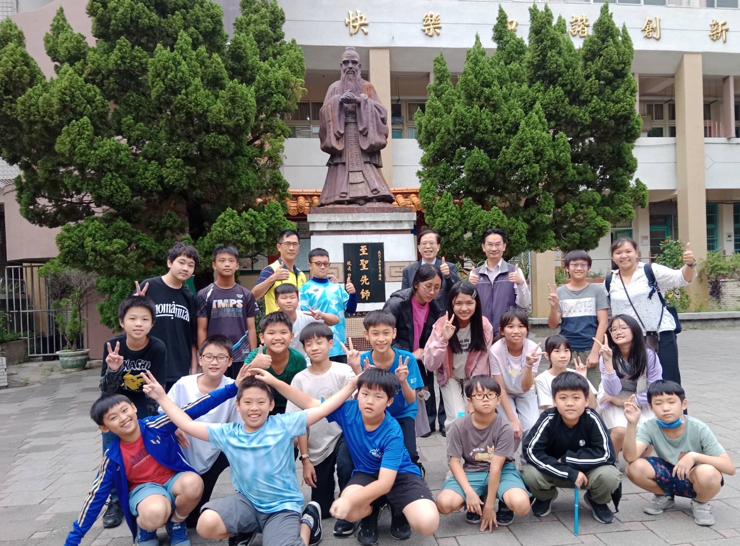 師大副校長宋曜廷到東門國小完成簽署後，與師生們開心合影，揭開智慧閱讀新篇章。（圖/記者黃溎芬攝影）