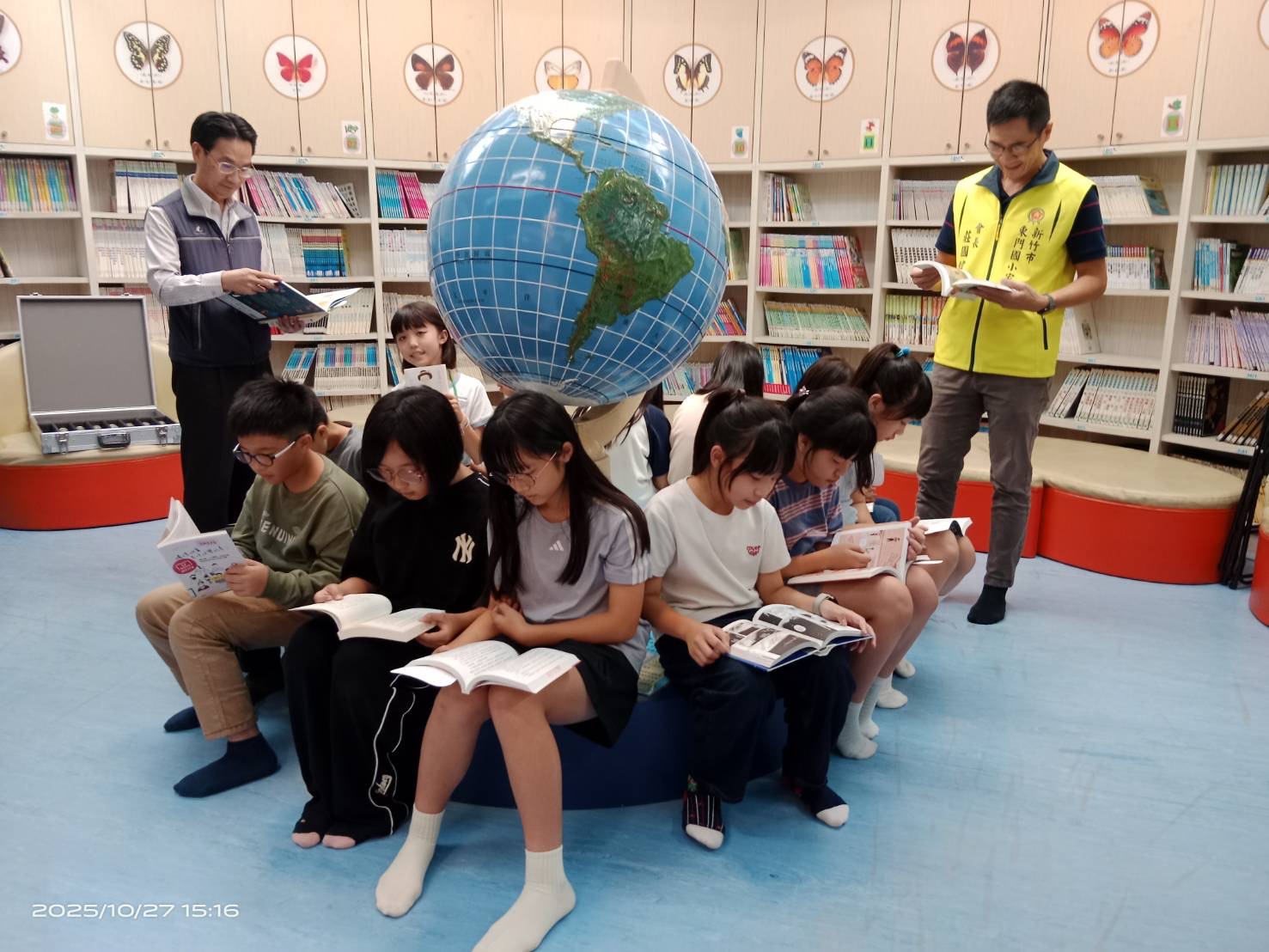 新竹市東門國小校長林啓誠偕領師生們，展開地球公民智慧好優閱。（圖/記者黃溎芬攝影）