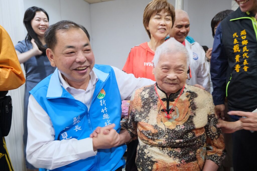 竹縣陳見賢副縣長向百歲人瑞獻賀禮 大家歡敘笑得合不攏嘴 竹縣陳見賢副縣長向百歲人瑞獻賀禮 大家歡敘笑得合不攏嘴