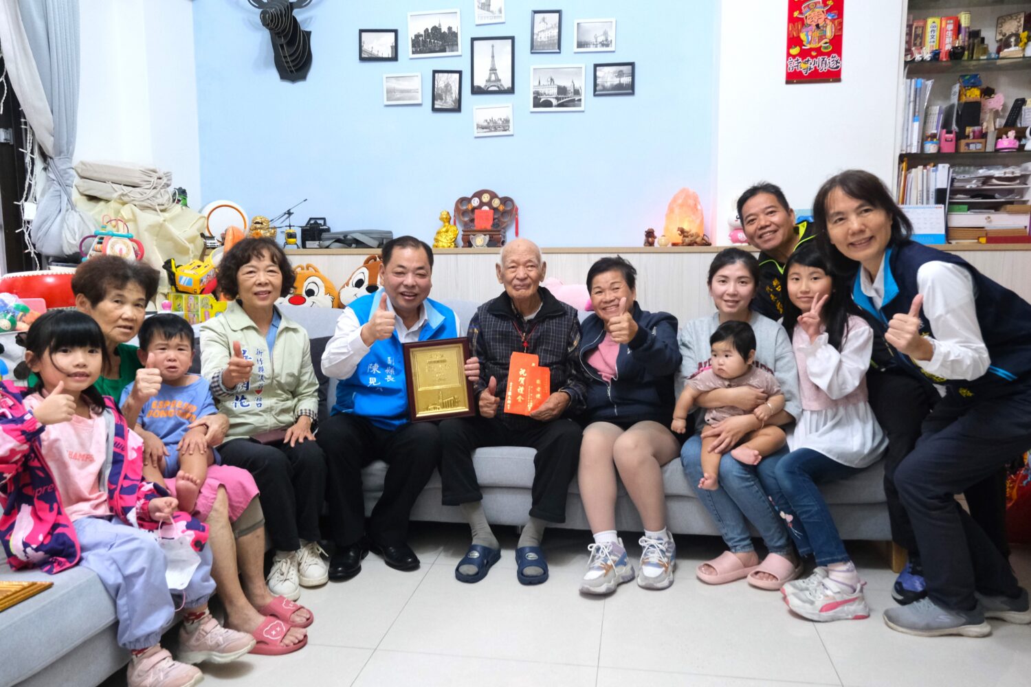 戴榮耀爺爺三代養生之道，不菸不酒，家屬說他愛吃甜食。（圖/記者黃溎芬翻攝）