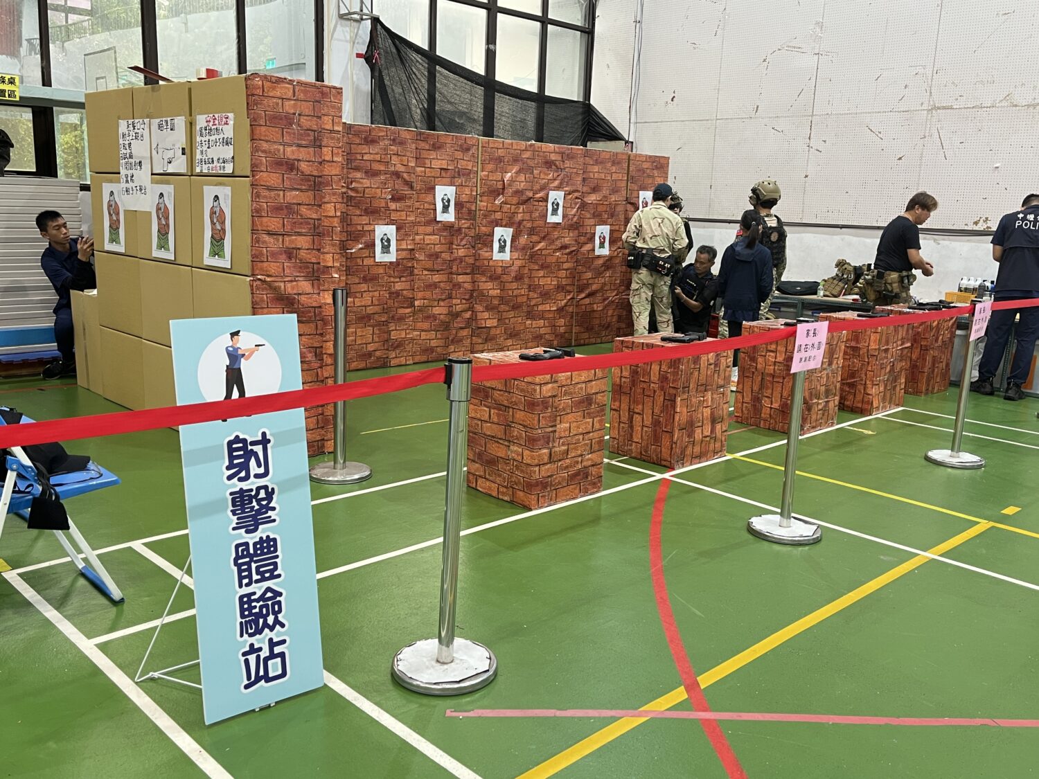 現場有「射擊體驗站」、「警用裝備＋警車體驗站」等關卡提供小朋友體驗警察實際工作。（圖／記者崔兆慧 攝）