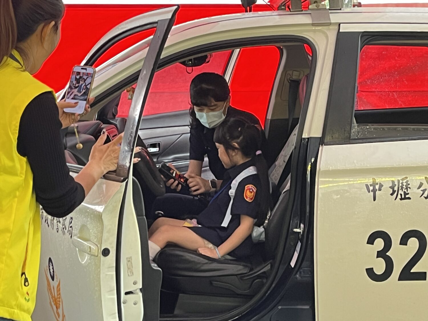 現場有「射擊體驗站」、「警用裝備＋警車體驗站」等關卡提供小朋友體驗警察實際工作。（圖／記者崔兆慧 攝）