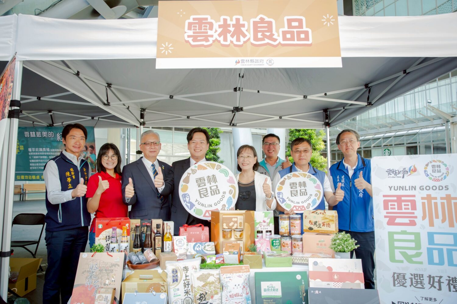 新竹市政府與雲林縣政府合作設攤，展出「雲林良品」，吸引民眾目光。（圖／記者林照東翻攝）
