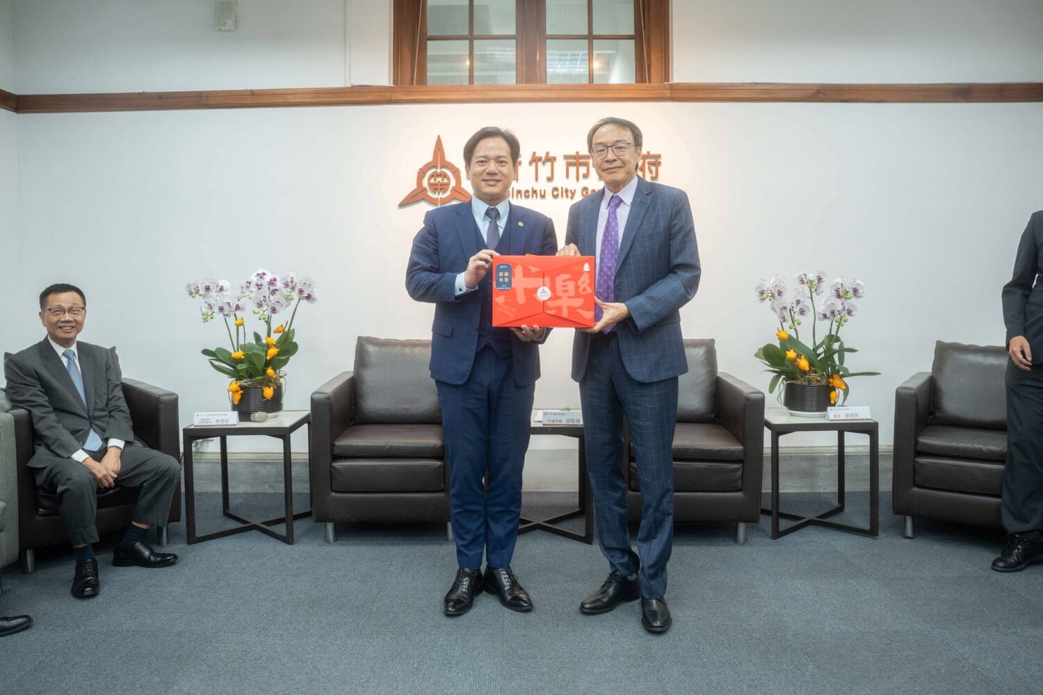 邱臣遠代理市長（左）贈送竹市特色禮品予世界台灣商會聯合總會總會長熊強生（右），感謝其長期推動海外台商與地方交流合作。（圖／記者林照東翻攝）