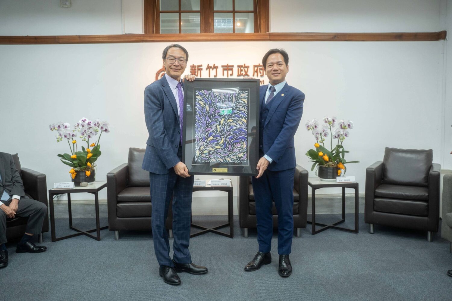 世界台灣商會聯合總會總會長熊強生（左）回贈藝術作品予邱臣遠代理市長（右），象徵雙方友誼長存、合作共榮。（圖／記者林照東翻攝）