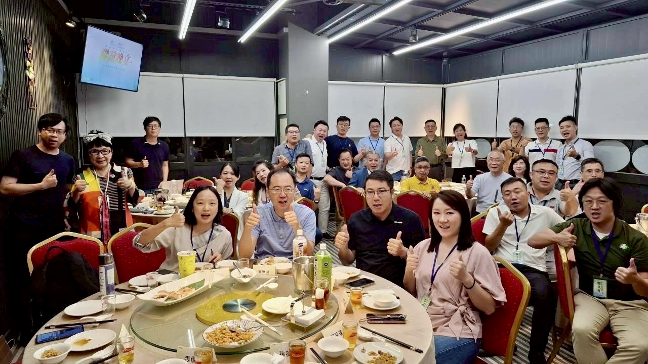 「綠色轉型×永續實踐」新創總會以行動實踐綠色轉型與永續發展 活動結束後舉辦中部交流晚宴,會員與歷屆創業楷模熱烈互動,展現新創人一家親的凝聚力與行動力。(圖/記者林照東攝)