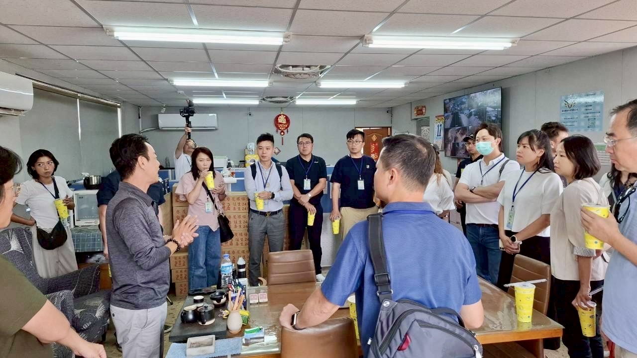 「綠色轉型×永續實踐」新創總會以行動實踐綠色轉型與永續發展 新創總會團體會員聯誼會一行走訪展明企業有限公司,由蔡明洲董事長親自接待,帶領會員了解資源循環與廢棄物再利用的永續實踐。(圖/記者林照東攝)