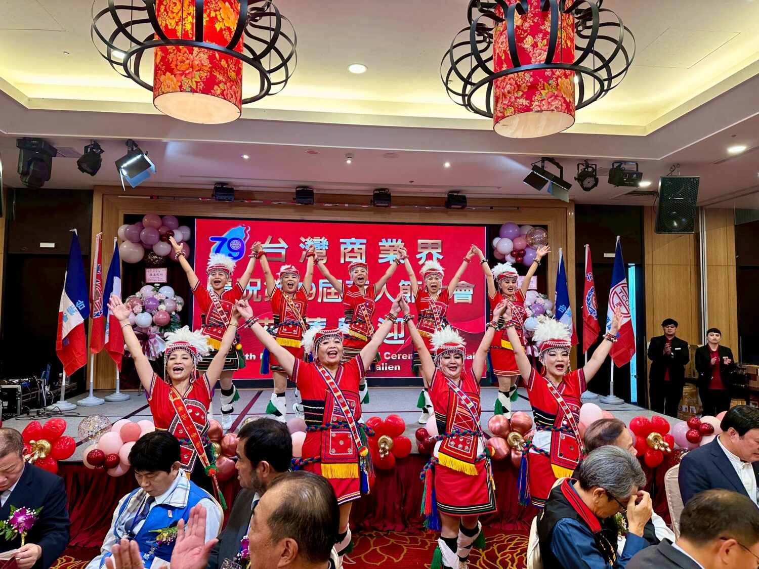 瑪大藝術恆舞集田姈琋老師帶領原民舞團熱情開場，為第79屆商人節大會掀起序幕，展現花蓮多元文化魅力與歡慶氛圍。（圖／記者林照東攝）