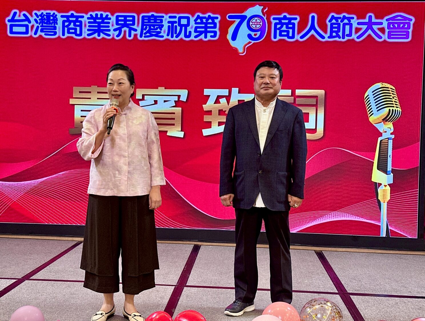 花蓮縣長徐榛蔚（左）出席台灣省商業會第79屆商人節大會，感謝全國商業界對花蓮災後重建的支持，與理事長施勝郎（右）同台致詞，場面熱烈。（圖／記者林照東攝）