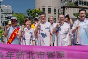 侯友宜市長親臨義民祭　青春踩街熱力開場   千人挑擔奉飯展現客家精神