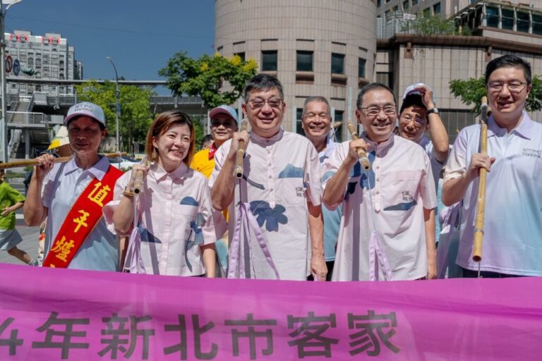 侯友宜市長親臨義民祭　青春踩街熱力開場   千人挑擔奉飯展現客家精神