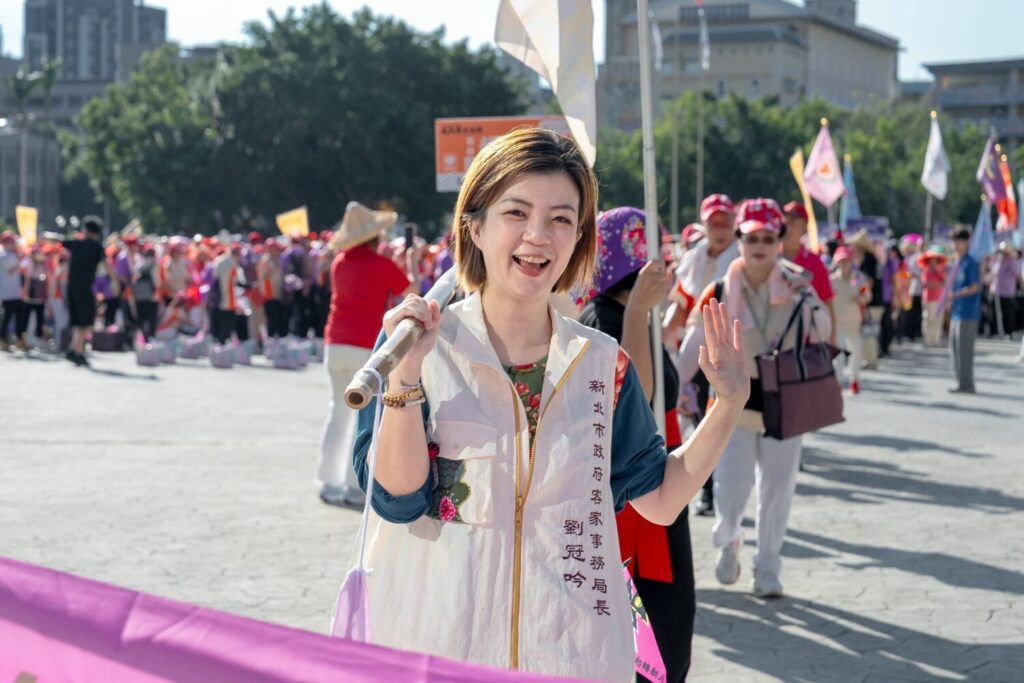 新北市政府客家事務局局長劉冠吟挑擔奉飯出發。（圖/新北市客家事務局 提供）