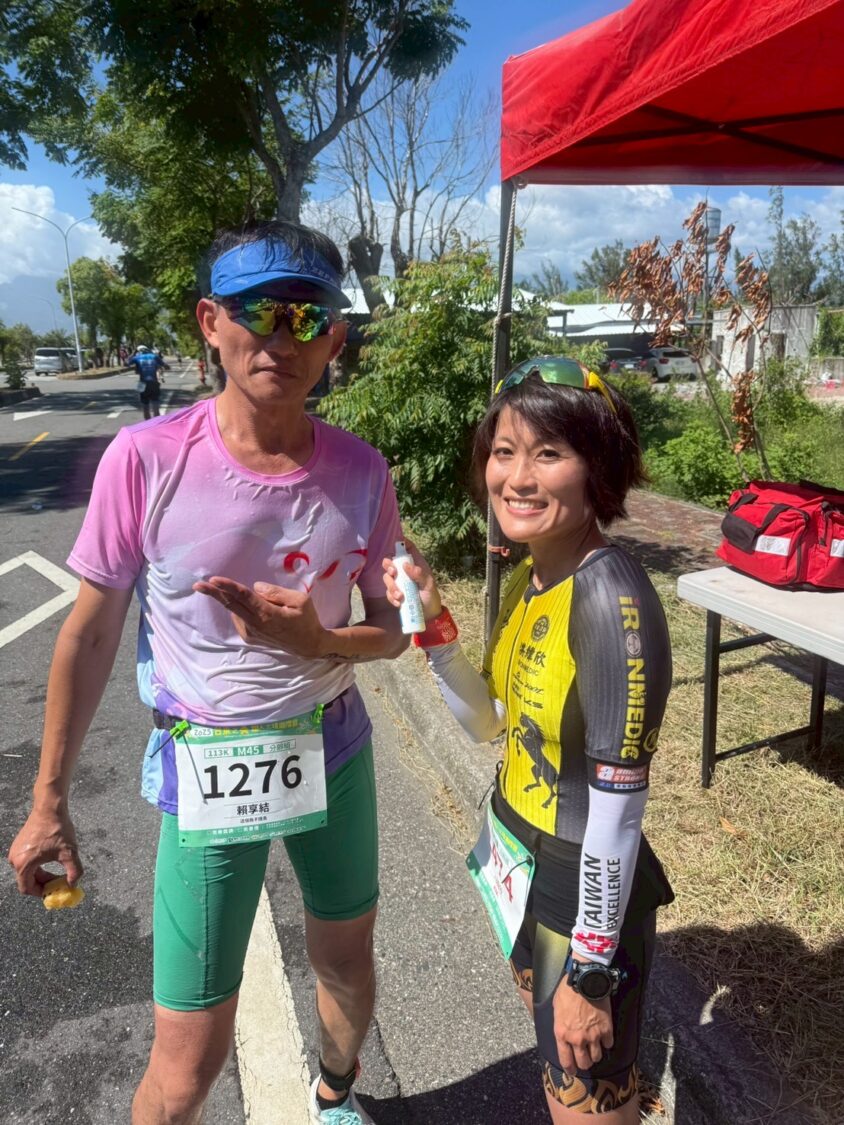 胸腔內科醫師洪緯欣（右）為醫護鐵人共同創辦人，長期帶領醫護夥伴投入鐵人與長距離運動賽事，結合專業醫療知識與公益精神助人救人。（圖/記者張家燁翻攝）