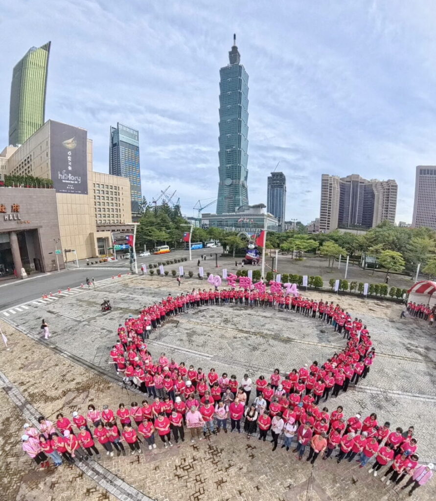 中華民國乳癌病友協會集結400位來自全台的病友及其家人排出大型粉紅絲帶圖騰，呼籲女性定期乳篩守護健康。（圖片來源：中華民國乳癌病友協會）