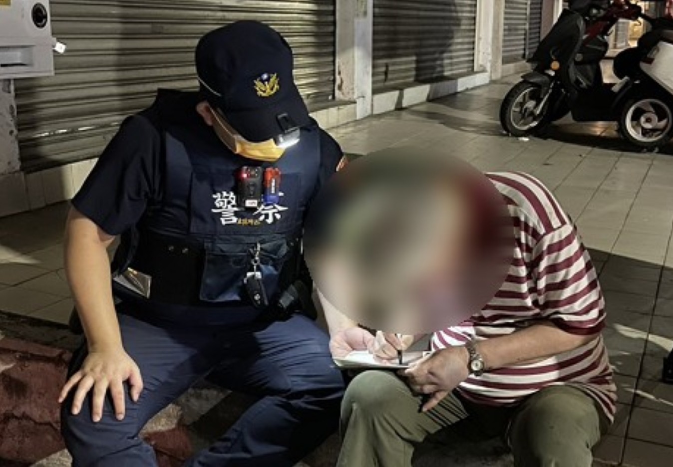 東區婦人深夜兩度摔倒，熱心民眾與警方即時伸援。(圖/記者澄石翻攝)