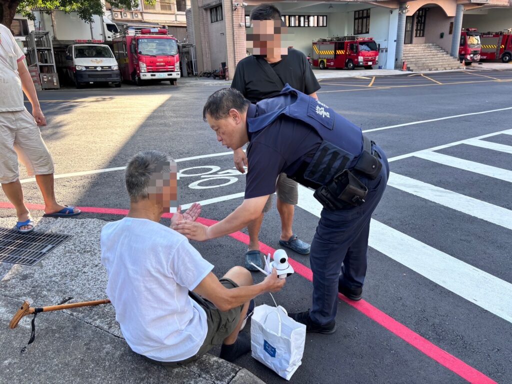 警方見老翁跌坐路邊，主動關心並協助送返家。(圖/記者薛秀蓮 翻攝)