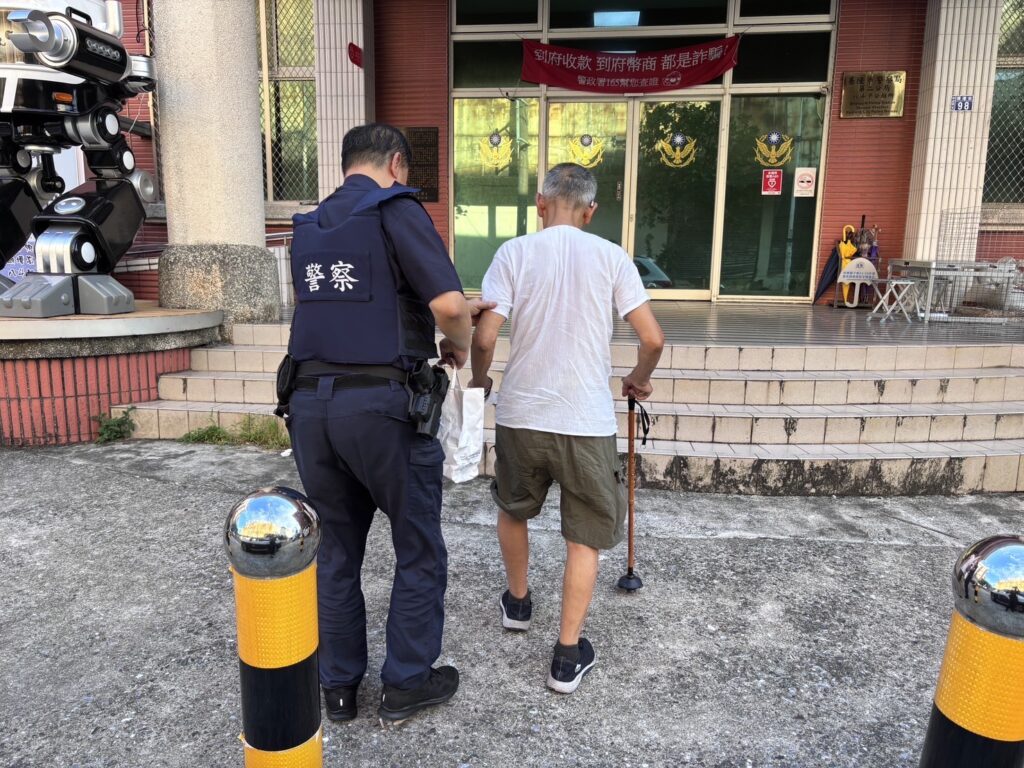八旬老翁找警途中不慎摔倒　基二警即刻救援協助返家 | 索引新聞 INDEX News