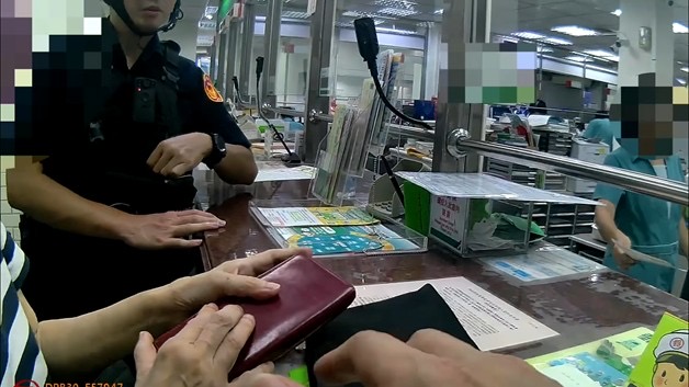 警方勸導被害人勿將錢交予來路不明的人。(圖/記者薛秀蓮 翻攝)