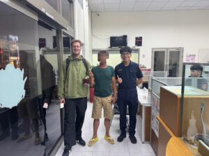 派出所上演真人版電影情節  失主與恩人「坐隔壁」神奇重逢