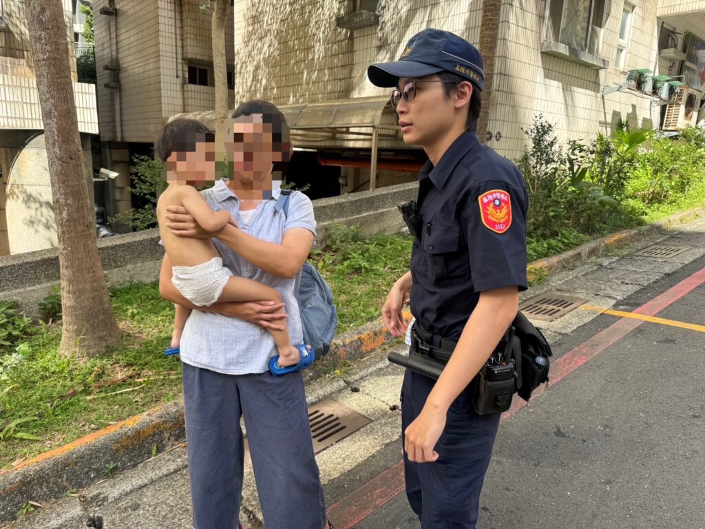 警方於現場慰問男童並協助帶男童返家。(圖/記者薛秀蓮 翻攝)