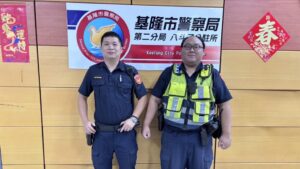 街頭驚見男子倒臥車頭前　基二警即時處置確保安全