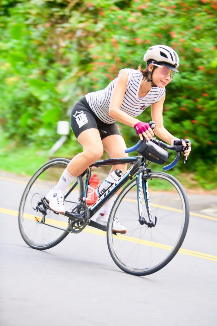 丁寧全力踩踏攻上高雄中寮山「魔王坡」，挑戰人生首場百K自行車耐力賽，展現堅毅神情與從容氣度。（圖/記者張家燁翻攝）