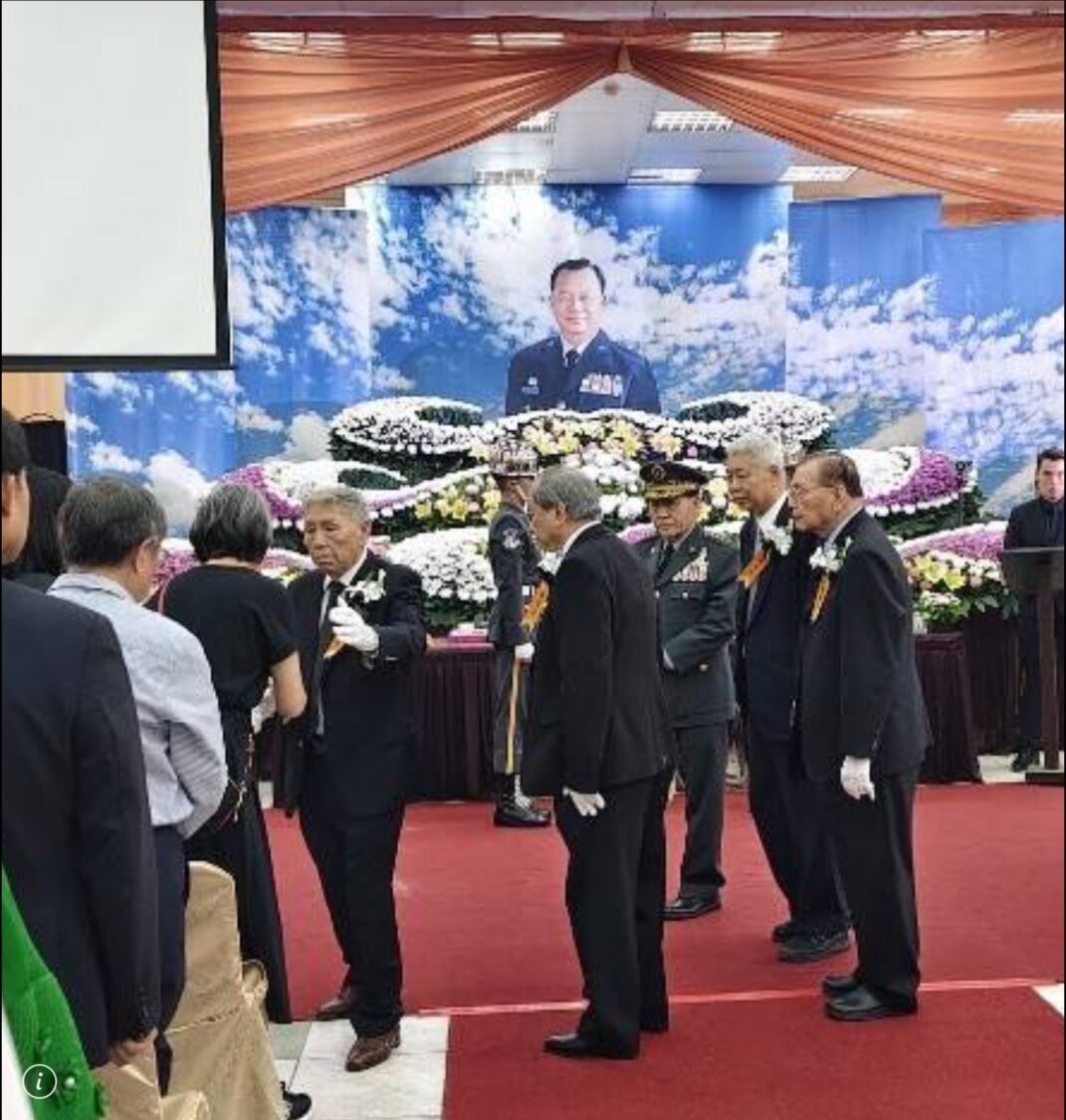 會場莊嚴肅穆、場面隆重而感人，見證崔萬靈中將一生的軍旅榮耀。（記者 趙靜姸翻攝）