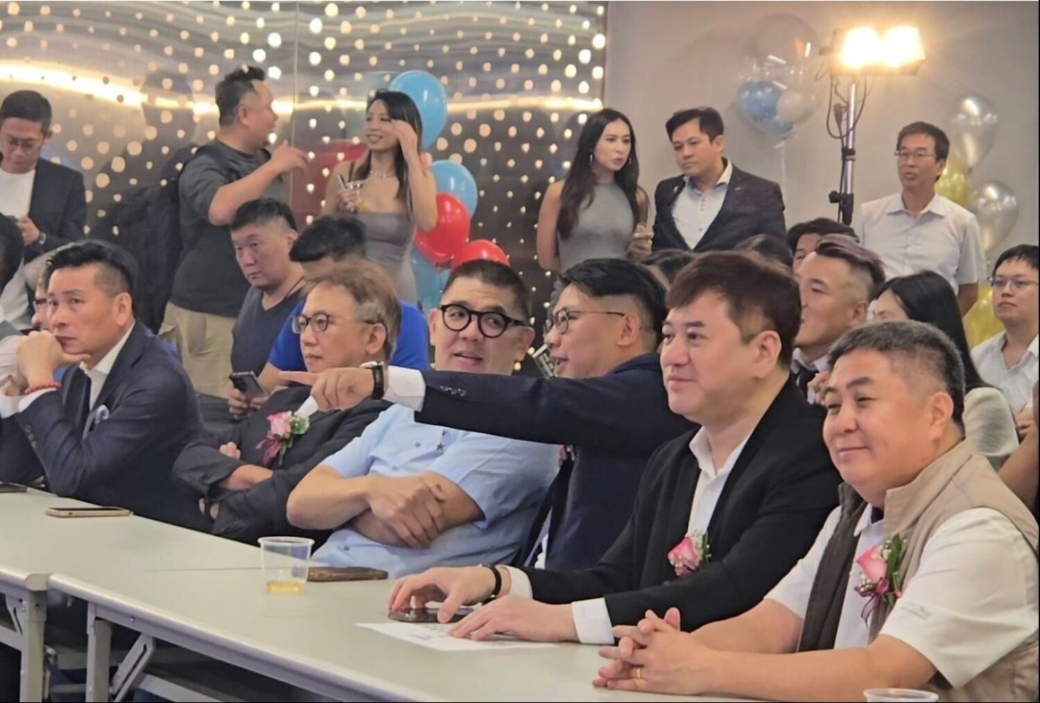 前臺北市議會議長、戴錫欽立委周守訓、國民黨副主席連勝文、Red Space創辦人林鼎鈞、紫青國際商商會總會長郭金耀、華人德州撲克協會理事長戴興雄（由左至右）。（記者 趙靜姸攝）