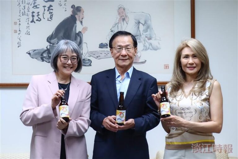 加拿大淡江校友會贈畫母校75週年　談往事　葛煥昭校長、崔麗心驚喜認親