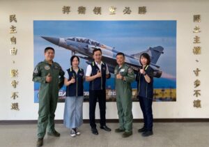 宣導婦幼安全與反詐     新北婦幼警飛進空軍基地