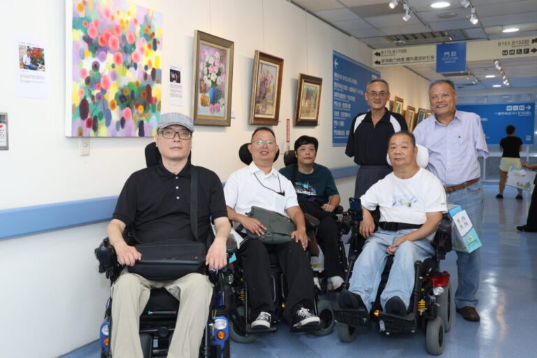 童綜合醫院「彩繪生命~口足畫家繪畫聯展」   近距離感受對生命的熱忱