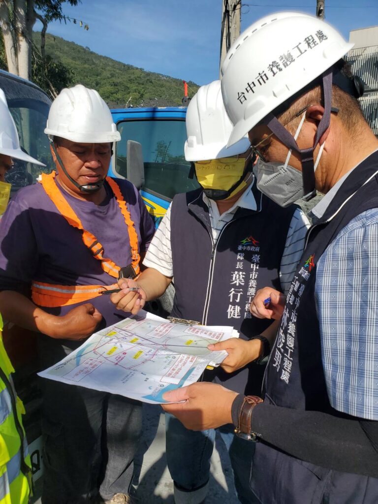 台中隊續馳援花蓮! 中市府救災團員舉家入志工「鏟子超人」行列 義舉當地民眾動容 台中隊續馳援花蓮! 中市府救災團員舉家入志工「鏟子超人」行列 義舉當地民眾動容