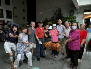 烤乳豬、高歌歡唱    板橋榮家中秋樂趣多