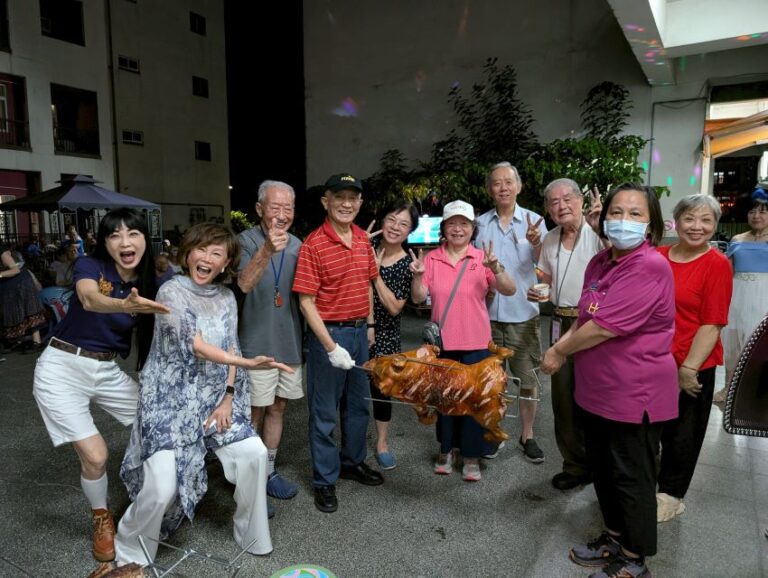 烤乳豬、高歌歡唱    板橋榮家中秋樂趣多