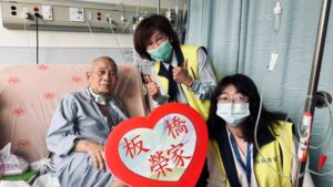 秋節慰訪榮總住院榮民    板橋榮家長者倍感溫馨