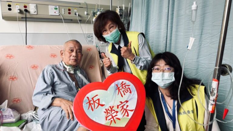 秋節慰訪榮總住院榮民    板橋榮家長者倍感溫馨