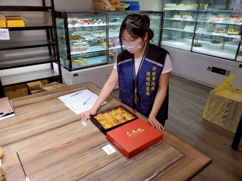 中秋禮盒過度包裝 新北查獲2件不合格將開罰 中秋禮盒過度包裝 新北查獲2件不合格將開罰