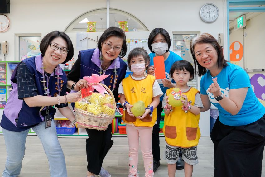 代表侯友宜慰訪 李美珍致贈7家福利機構秋節加菜金 代表侯友宜慰訪 李美珍致贈7家福利機構秋節加菜金