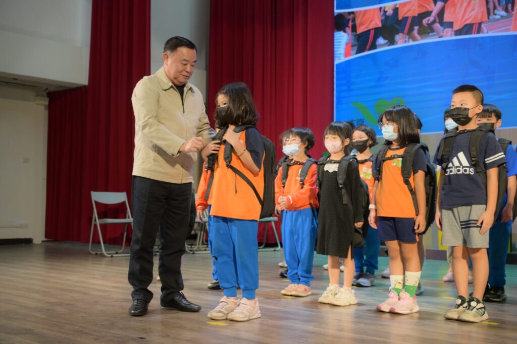 邱奕勝議長發起「背包傳愛」助學行動　用愛為孩子裝滿希望