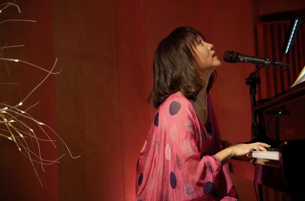 闊別樂壇華麗回歸! 阮丹青唱盡人生四季 兩小時無尿點掀高潮 10 %E4%B8%8B%E5%8D%88400 2025 11 5%E7%9A%84%E5%BD%B1%E5%83%8F 1024x676 1