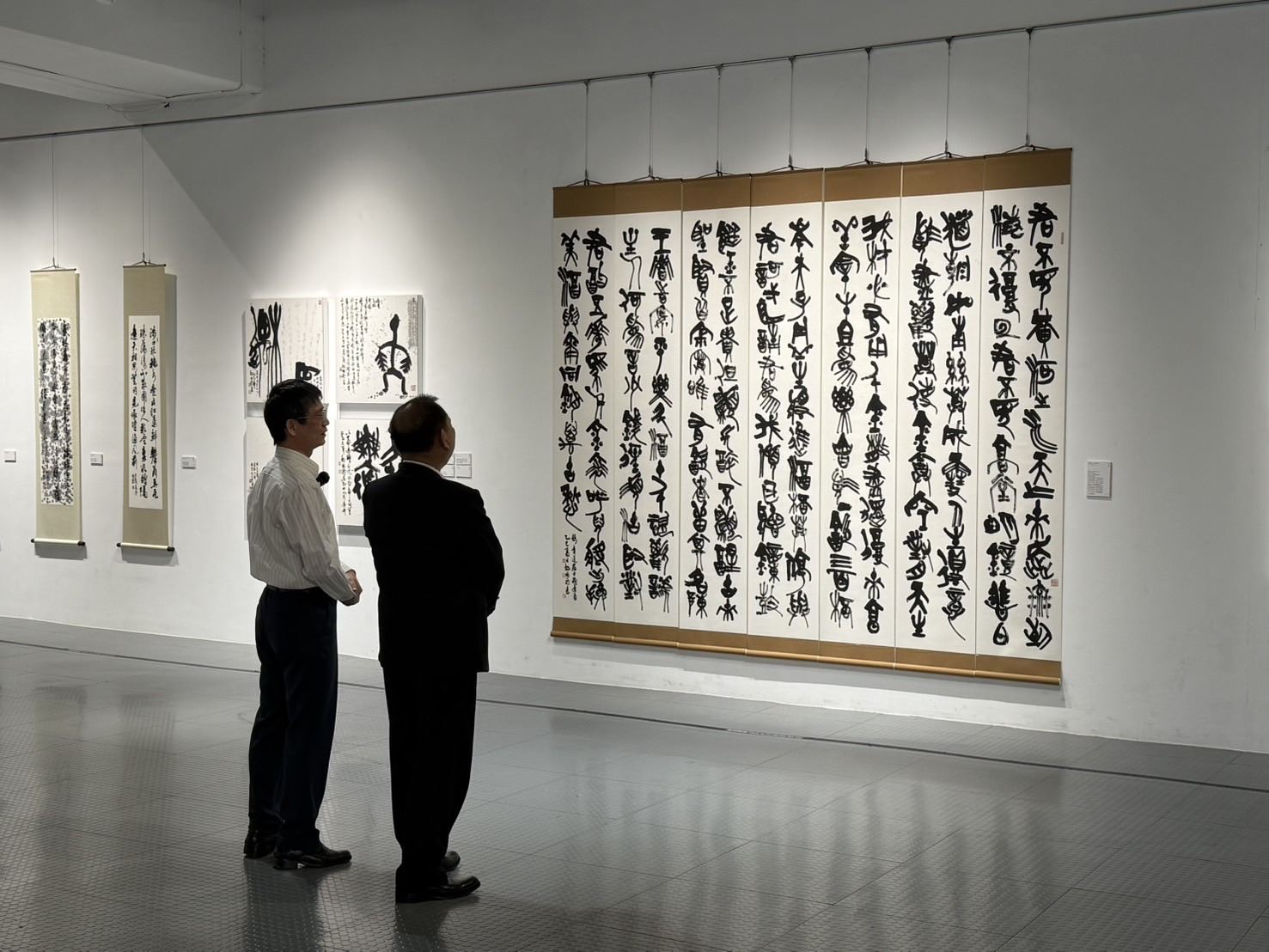 書法薪傳潤筆情誼 陳見賢出席「行歌拾穗」胡國龍書法展 書法薪傳潤筆情誼 陳見賢出席「行歌拾穗」胡國龍書法展