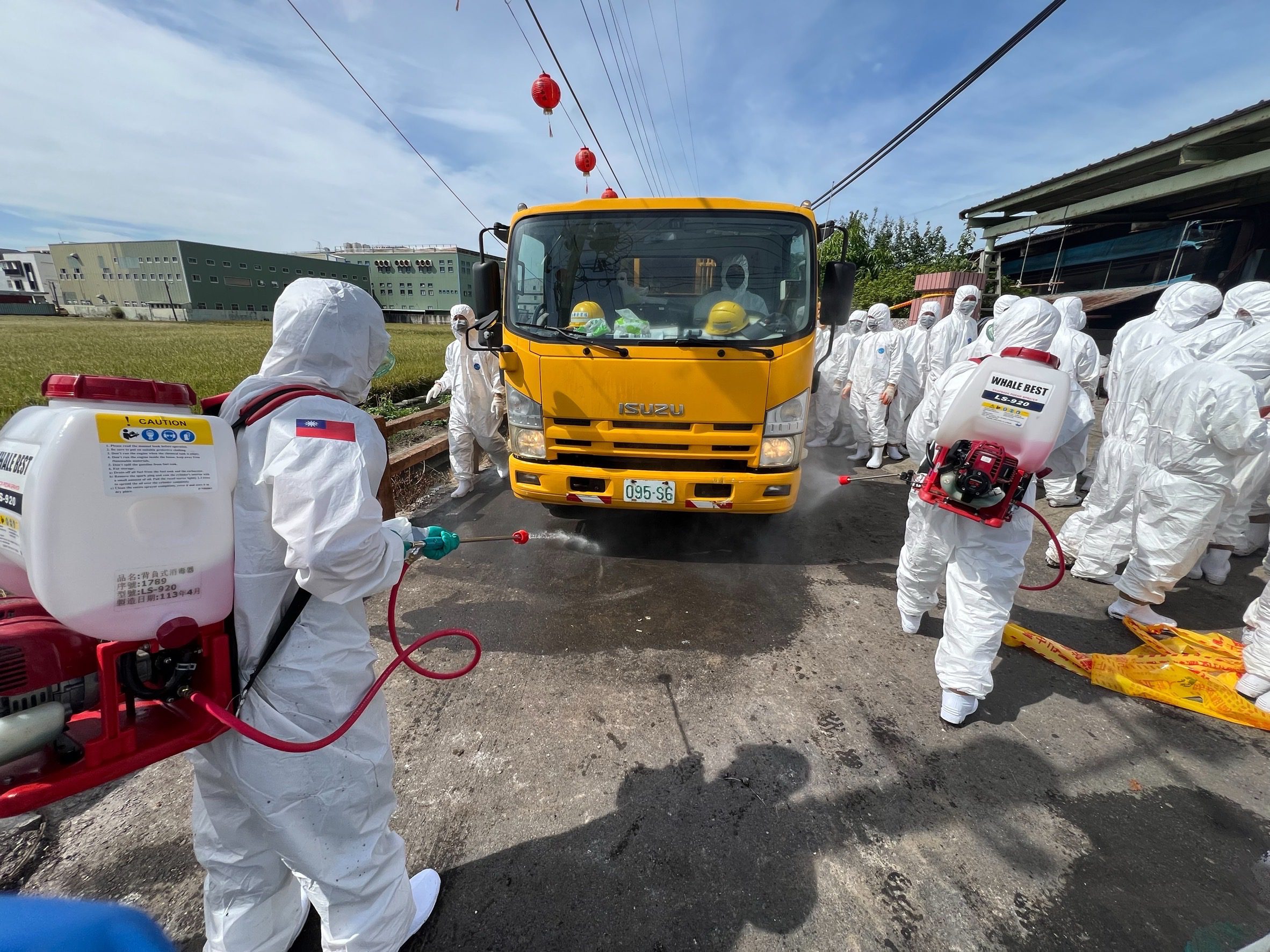 全力防堵非洲豬瘟疫情 121名國軍官兵投入梧棲清消 民政局長致贈加菜金感謝防疫辛勞 全力防堵非洲豬瘟疫情 121名國軍官兵投入梧棲清消 民政局長致贈加菜金感謝防疫辛勞